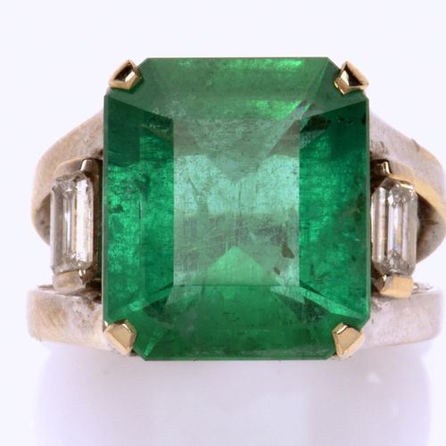 An emerald and diamond dress ring Anillo de vestir de esmeraldas y diamantes, La&hellip;