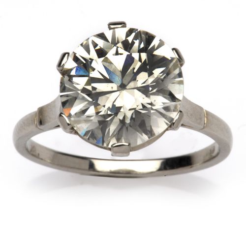 A 14k white gold diamond single stone ring 14K白金钻石单石戒指，镶有一颗明亮型切割钻石，重4.90克拉，K/L-V&hellip;