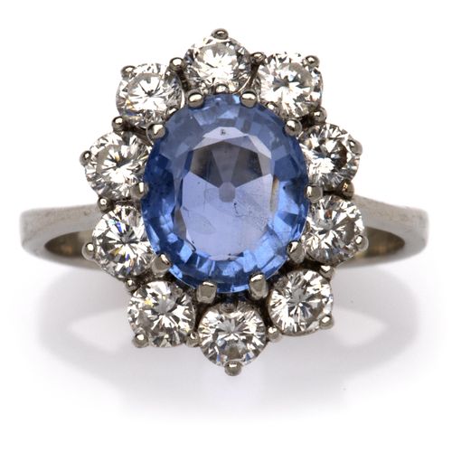 A 14k white gold Burma sapphire and diamond ring 一枚14K白金缅甸蓝宝石和钻石戒指，镶嵌着一颗椭圆形的蓝色蓝宝&hellip;