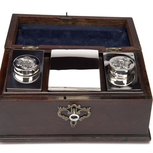 A wooden box with three Dutch silver tea caddies Una scatola di legno con tre sc&hellip;