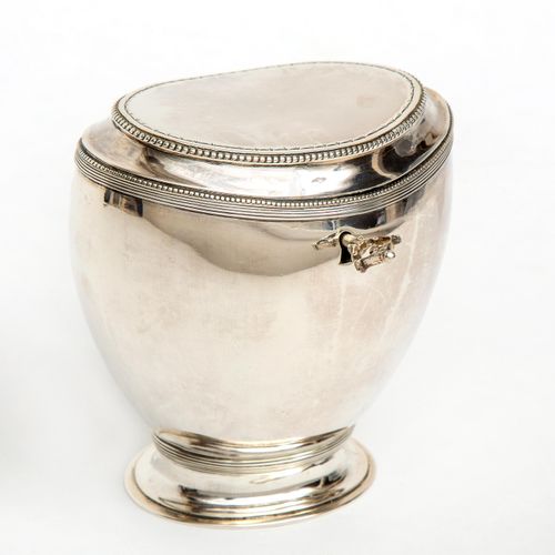 A Dutch silver tea caddy, D.L. Bennewitz Amsterdam Una caja de té de plata holan&hellip;