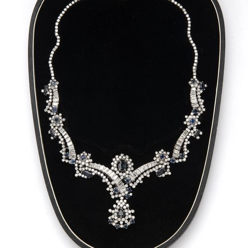 An 18k white gold sapphire and diamond necklace 一条18K白金蓝宝石和钻石项链，这条项链由渐变的长方形钻石带和各&hellip;