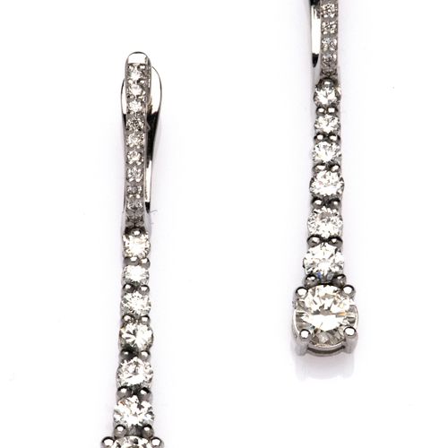 A pair of Diamond Earrings 一对钻石耳环，每个都是由一排分级的明亮式切割钻石组成，悬挂在一个镶钻的底座上。 总重量为3克。