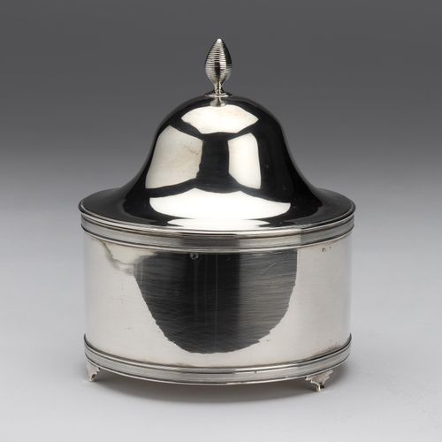 A Dutch silver tobacco jar, Leiden 荷兰银制烟草罐，莱顿，圆形素面，带芦苇边，凸起的松散的盖子上有罗纹菠萝的顶盖。在三个形状的&hellip;