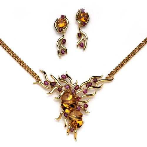 An 18k gold suite of jewels 一套18K金珠宝，由一条项链和一对相配的耳环组成，中间镶嵌着红宝石和花式切割的黄水晶，配上一条卷曲的项链&hellip;