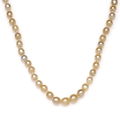 An antique natural pearl necklace 一条古董天然珍珠项链，由5.0至2.6毫米的天然珍珠串成，配以祖母绿和玫瑰切割的钻石扣，长4&hellip;