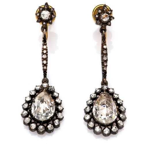 A pair of 14k gold and silver diamond earrings 一对14K金和银的钻石耳环，每个都是由一个梨形的玫瑰切割钻石坠子悬&hellip;