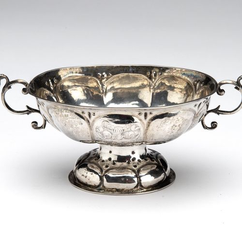 A small Dutch silver brandy bowl, 17th century Groningen 一个小的荷兰银白兰地碗，17世纪的格罗宁根，椭&hellip;