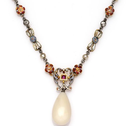 An antique enamel necklace 一条古董珐琅项链，链子由多色珐琅的八字链组成，由小珍珠和珐琅花链分割，支撑着一个坠子，用铂金和14K金镶嵌&hellip;