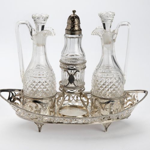 An Dutch silver and cut glass cruet set 一套荷兰银质和切割玻璃坩埚，Navette形状的支架有珠子边和镂空的叶子装饰。两&hellip;