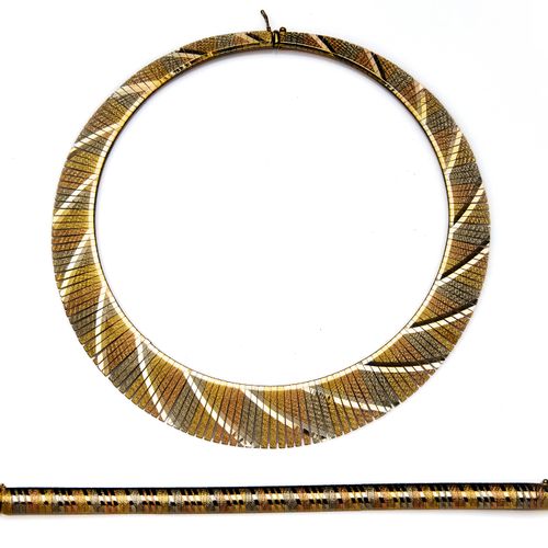 A three colour gold necklace and matching bracelet 三色金项链及配套手镯，项链由三色金条组成，长41.5厘米；&hellip;