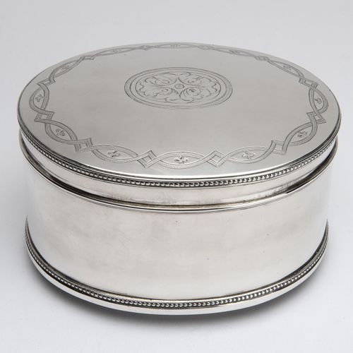 A Dutch silver biscuit box 荷兰银质饼干盒，椭圆形，盖子上刻有精美的图案。制造商Carel S. Hureau，海牙，皇冠下的T=17&hellip;