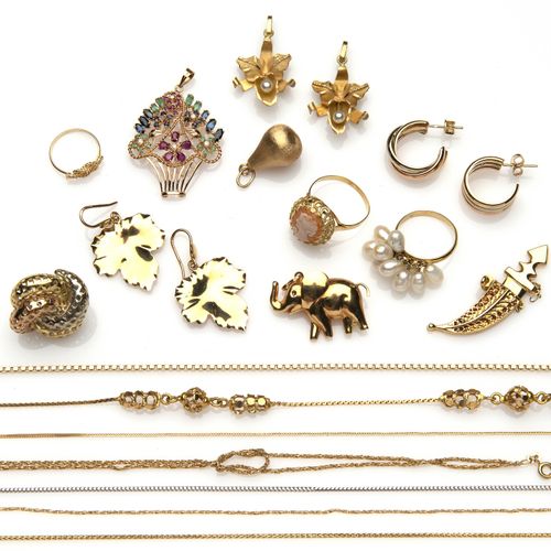 A collection of 18k gold jewellery 一组18K金首饰，包括：三个戒指；一对耳环和三个单耳环；六个吊坠；两个手镯；六个项链。 总&hellip;