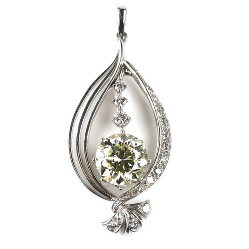 A diamond pendant Un pendentif en diamant, la monture en fil de fer décorée de p&hellip;