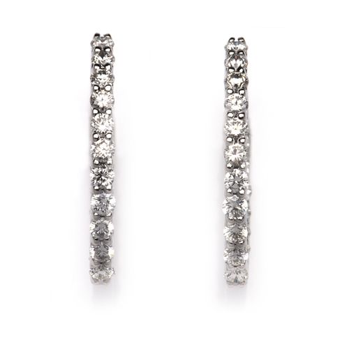 A pair of Diamond Earrings Un par de pendientes de diamantes, engastados por del&hellip;