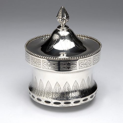 A Dutch silver tobacco jar, The Hague 荷兰银制烟草罐，海牙，圆形，路易十六时期的模型，可拆卸的盖子周围有珠边，刻有叶子和花&hellip;