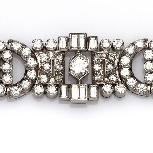 An Art Deco platinum diamond bracelet 一条装饰艺术风格的铂金钻石手链，由几何形状的链节组成，上面镶嵌着明亮式切割和长方形钻&hellip;
