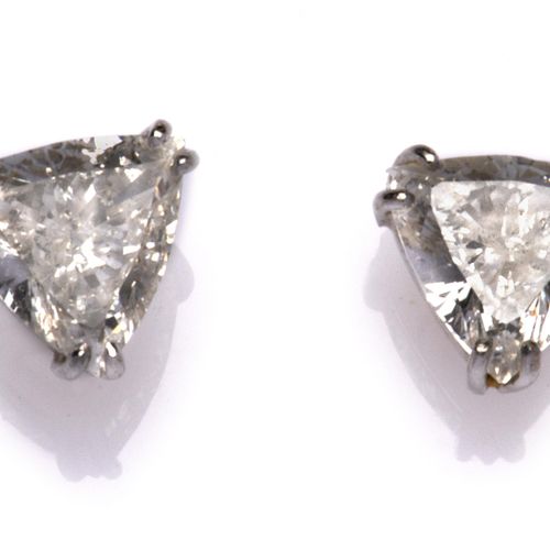 A pair of 18k white gold diamond single stone earstuds Une paire de boucles d'or&hellip;