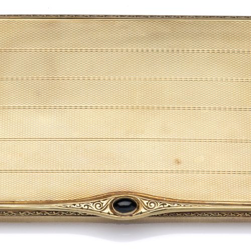 A 14k gold cigarette case Una pitillera de oro de 14 quilates, La caja rectangul&hellip;