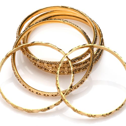 Six 20k gold bangles 六个20K金手镯，有扭索纹装饰，每个直径约64毫米。 总重量为55克。