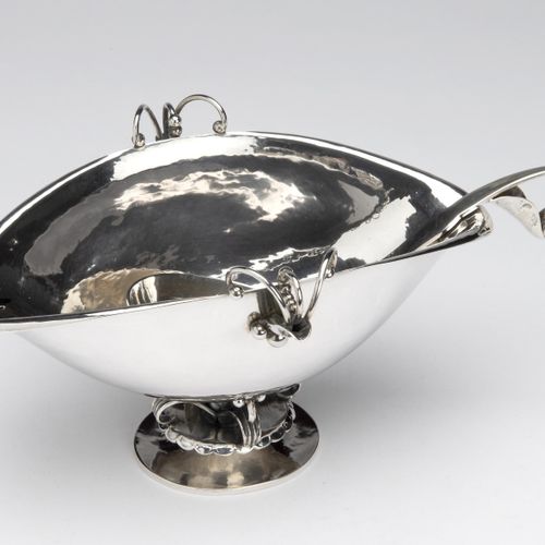 A Danish silver sauce boat and sauce serving spoon, Georg Jensen 丹麦银质酱汁船和酱汁服务勺，乔&hellip;