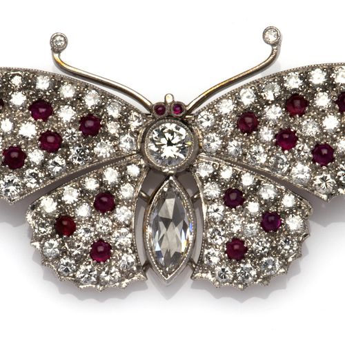 An 18k white gold diamond butterfly brooch 一枚18K白金钻石胸针，翅膀上密密麻麻地镶嵌着明亮式切割的钻石，中间夹杂着&hellip;