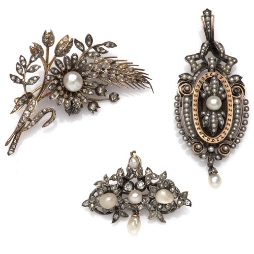 Three antique jewels 三件古董珠宝，A bwgg吊坠镶嵌着半颗珍珠；一个部分金属的小麦和花朵胸针，通体镶嵌着玫瑰式切割钻石，中心是一颗珍珠；&hellip;