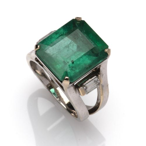 An emerald and diamond dress ring 一枚祖母绿和钻石戒指，白金底座上镶嵌着一颗14.91x12.93x7.32毫米的梯形切割祖母&hellip;