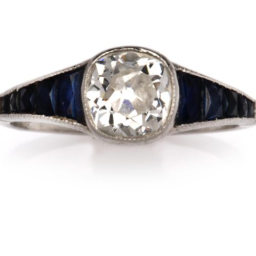 A platinum sapphire and diamond ring Anillo de platino con zafiro y diamante, en&hellip;