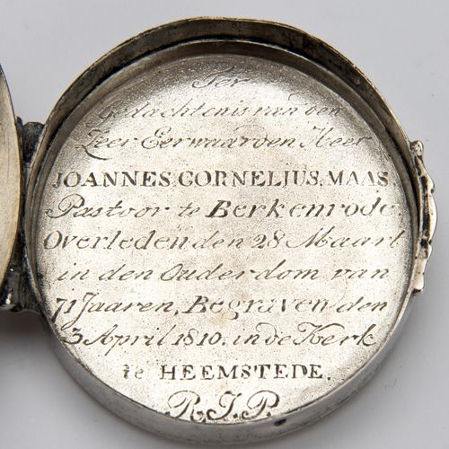A Dutch silver rosary box with inscription 1810 荷兰银质念珠盒，刻有1810年的字样，椭圆形，有装饰的盖子。盒子&hellip;