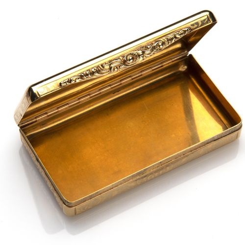 A gold snuff box 金质鼻烟盒，长方形的盒子上刻有花纹图案，并有指状物，毛重75克。