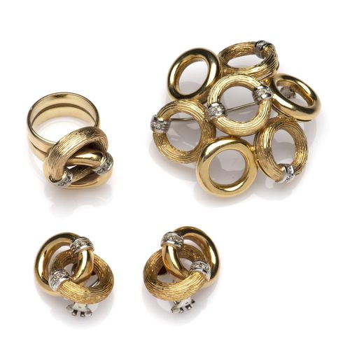 A suite of 18k gold diamond-set jewels 一套18K金镶钻珠宝，胸针、耳夹和戒指分别由光滑和有纹理的环组成，部分镶嵌单切钻石&hellip;