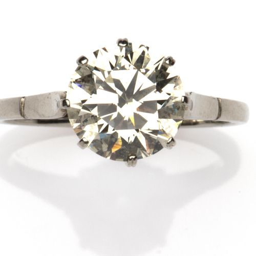 A 14k white gold diamond single stone ring 14K白金钻石单石戒指，镶有一颗明亮型切割钻石，重约2.9克拉，Cape-&hellip;
