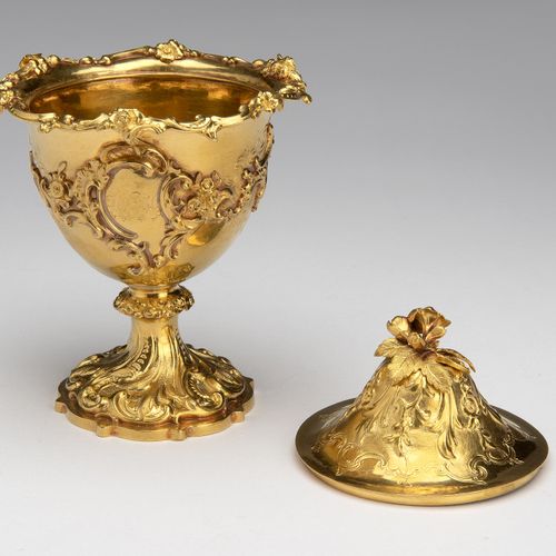 An English 9K gold small lidded goblet Una copa inglesa con tapa de oro de 9 qui&hellip;