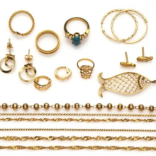 A collection of 20k gold jewellery 一组20K金首饰，包括四个不同的戒指；四对耳环；一个鱼吊坠；五个不同的项链和一个22K金项&hellip;