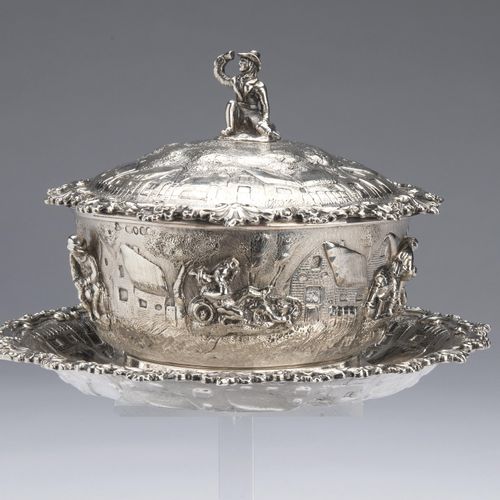 An English silver tureen on dish in the style of David Teniers 一件英国银质的碟形汤锅，风格为Da&hellip;