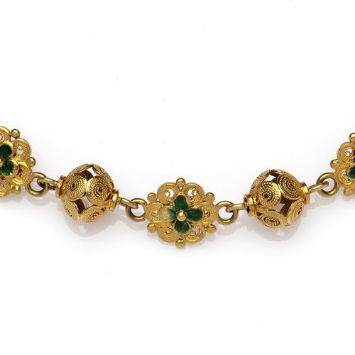 A 20k gold necklace 一条20K金项链，由部分绿色珐琅的丝状珠子组成，长47.0厘米。 毛重41克。