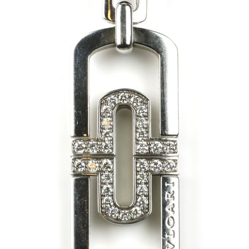 A diamond pendant, by Bulgari 宝格丽的钻石吊坠，椭圆形钢制镂空吊坠部分镶嵌了明亮式切割钻石，并配有一条皮绳，签名为宝格丽。 总重量&hellip;
