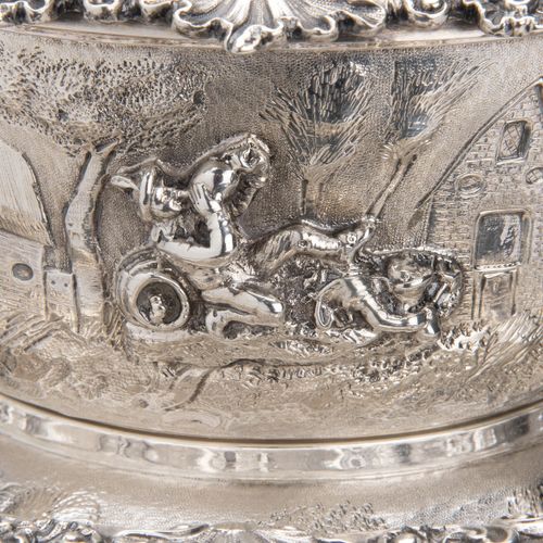 An English silver tureen on dish in the style of David Teniers Sopera de plata i&hellip;