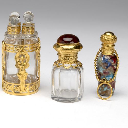 Three scent bottles with gold and gilt mounting and covers 三只香水瓶，金和鎏金的安装和盖子，一套小的&hellip;