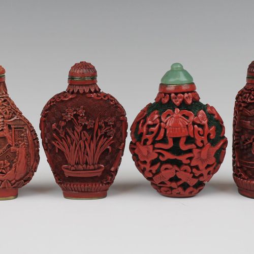 Four Chinese carved cinnabar lacquer snuff bottles Vier chinesische geschnitzte &hellip;