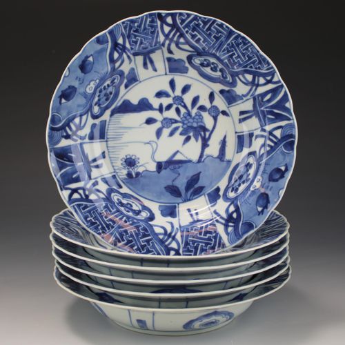 Six blue and white deep plates 六个青花深盘，18世纪，中国，一套六个类似的盘子。以万历风格装饰的蚂蚱、岩石和靠近水边的花朵，周围&hellip;
