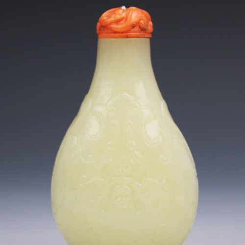 Six Chinese jade snuff bottles 六个中国玉石鼻烟壶，19/20世纪，中国，六个椭圆形和梨形的深绿色，淡绿色和薰衣草色的玉石鼻烟壶，&hellip;