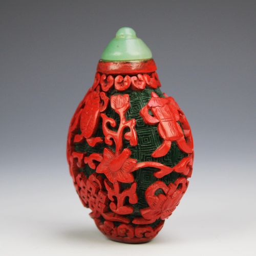 Four Chinese carved cinnabar lacquer snuff bottles Quattro tabacchiere cinesi in&hellip;