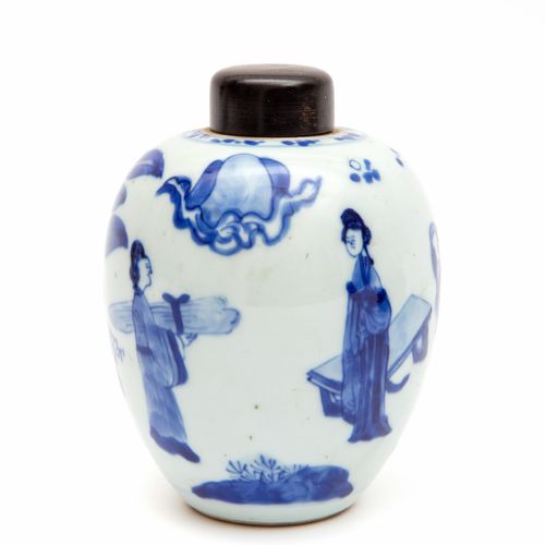 A blue and white ovoid tea canister Une boîte à thé ovoïde bleue et blanche, pér&hellip;