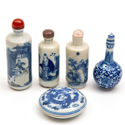 Four blue and white porcelain snuff bottles and a small box Four blue and white &hellip;