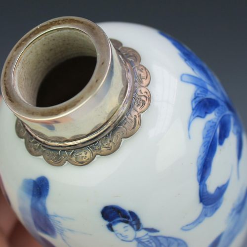 A blue and white tea canister and a rose water sprinkler Una tanica da tè blu e &hellip;