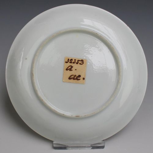 A group of enamelled tea wares 一组珐琅彩茶器，雍正时期（1722-35），中国，这组茶器包括两个粉彩杯和碟子，描绘了一个荡秋千的&hellip;