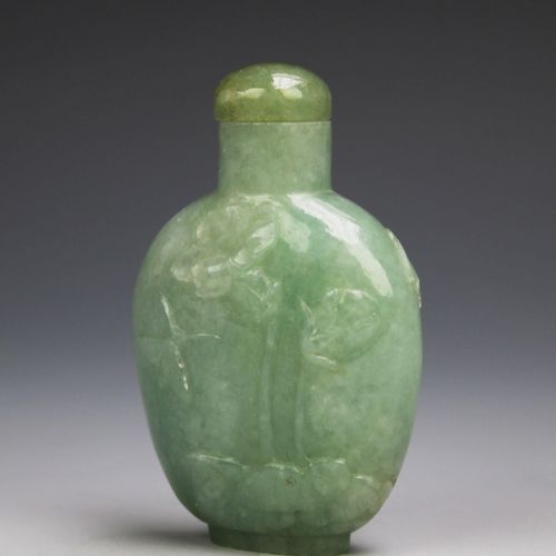 Six Chinese jade snuff bottles Sechs chinesische Schnupftabakflaschen aus Jade, &hellip;