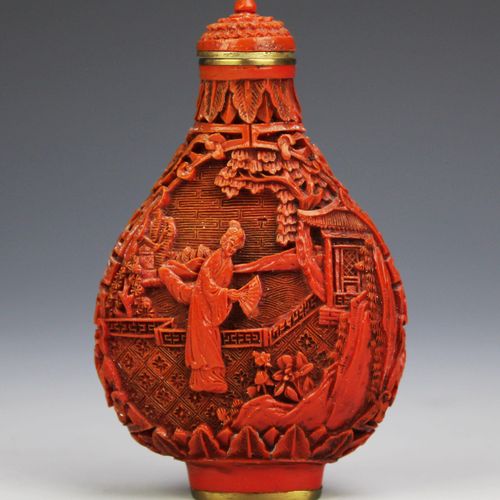 Four Chinese carved cinnabar lacquer snuff bottles Vier chinesische geschnitzte &hellip;